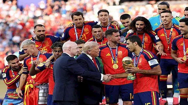 تدخل إنفانتينو.. ترامب يخطف الأضواء من الإسبان على منصات التتويج بكأس العالم