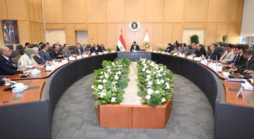 وزير الصناعة يضع خارطة طريق تفضيل المنتجات المصرية في العقود الحكومية
