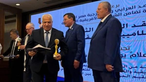 اتحاد الإعلاميين الأفريقي الآسيوي يكرم الدكتور حسين الهنداوي تقديرا لمسيرته