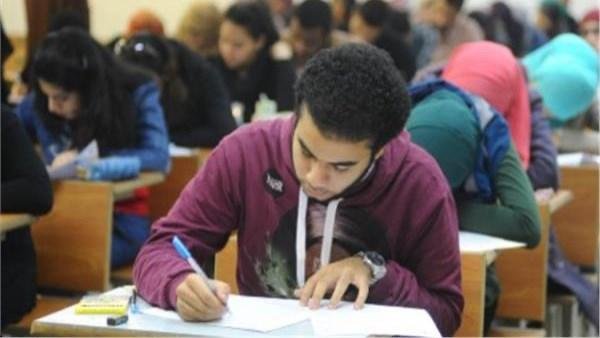 اليوم في السويس.. طلاب الثانوية العامة يبدأون أولى امتحانات الدور الثانى