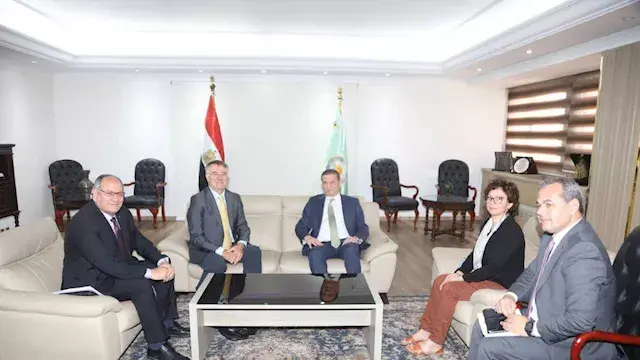 وزير الزراعة يناقش مع معهد إيطالي دعم صغار المزارعين