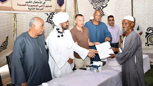 بعد انتظار 23 عاماً.. محافظ أسوان يسلم عقود أراضي المنصورية الجديدة للمستحقين