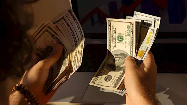 انخفض في 3 بنوك.. سعر الدولار مقابل الجنيه بداية تعاملات الأربعاء