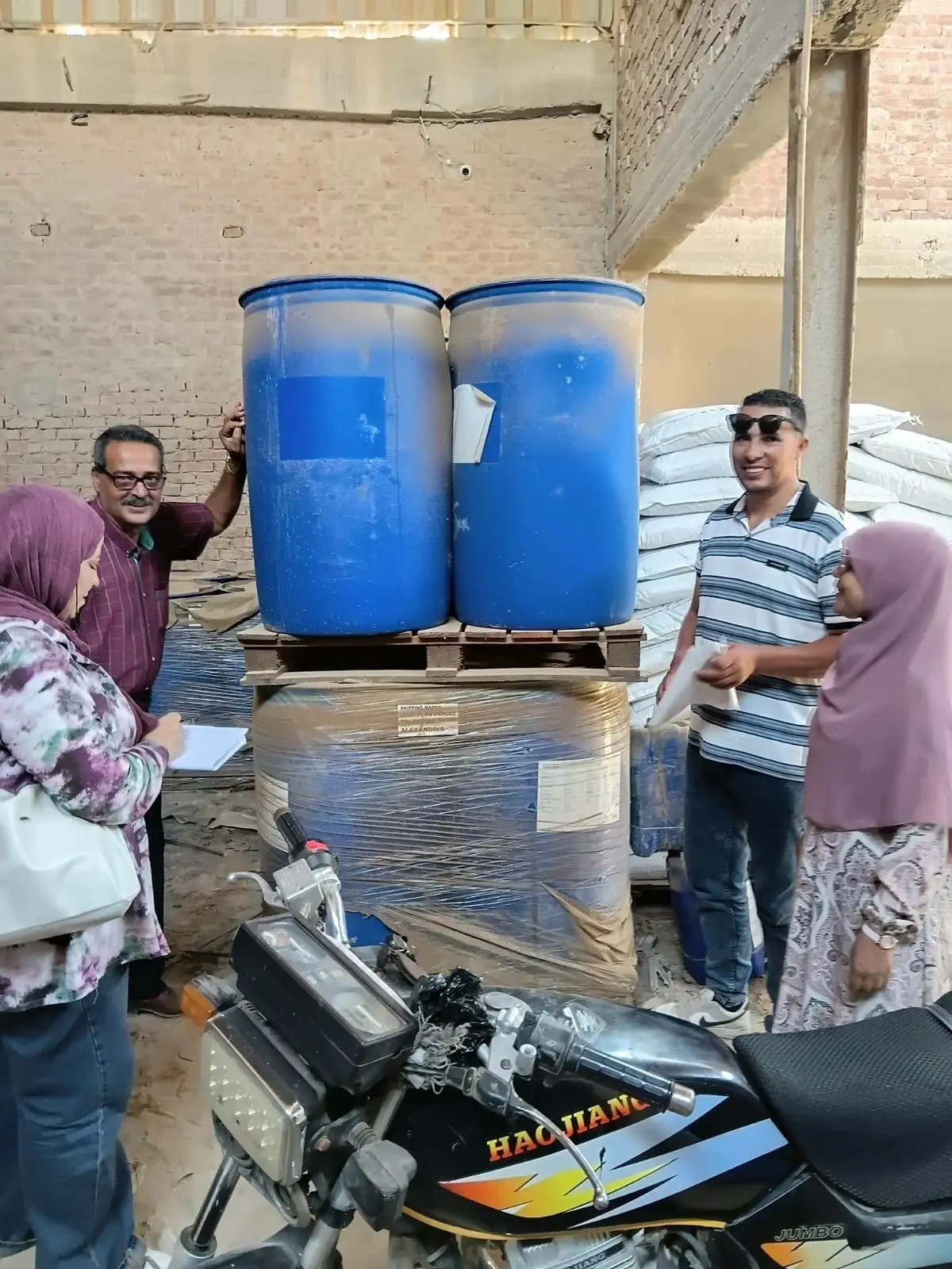 ضبط 6.4 طن خامات كيميائية منتهية الصلاحية قبل استخدامها في الزراعة بالشرقية
