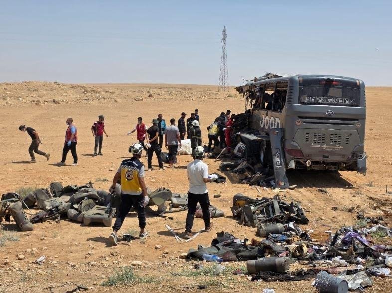 فرق الطوارئ وإدارة الكوارث السورية تنهي أعمال الاستجابة لحادث طريق دمشق – دير الزور