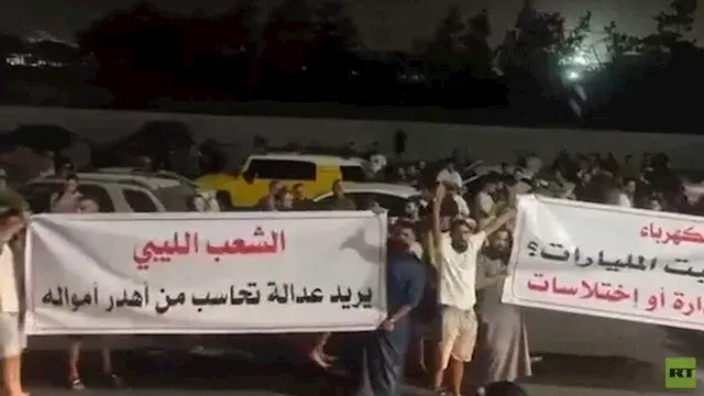 مجموعات أغلبها شبابية.. عصيان مدني في عدد من مناطق العاصمة طرابلس- صور