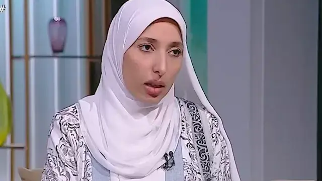 ظهور دم على الملابس أثناء الصلاة.. هل يجب الإعادة؟.. أمينة الفتوى تجيب