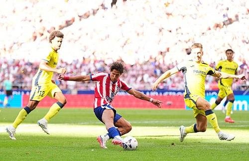 أتلتيكو مدريد بعشرة لاعبين يتعادل أمام فياريال في الدوري الإسباني