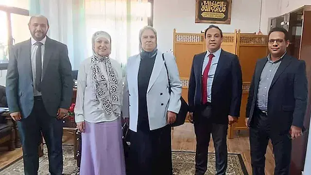 تنظيم الإعلانات يبحث استخدام الطاقة المتجددة لإنارة اللوحات بالطرق