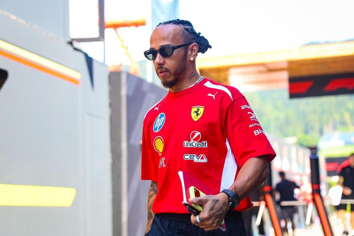 Lewis Hamilton welcomes new puppy Halo during F1 summer break