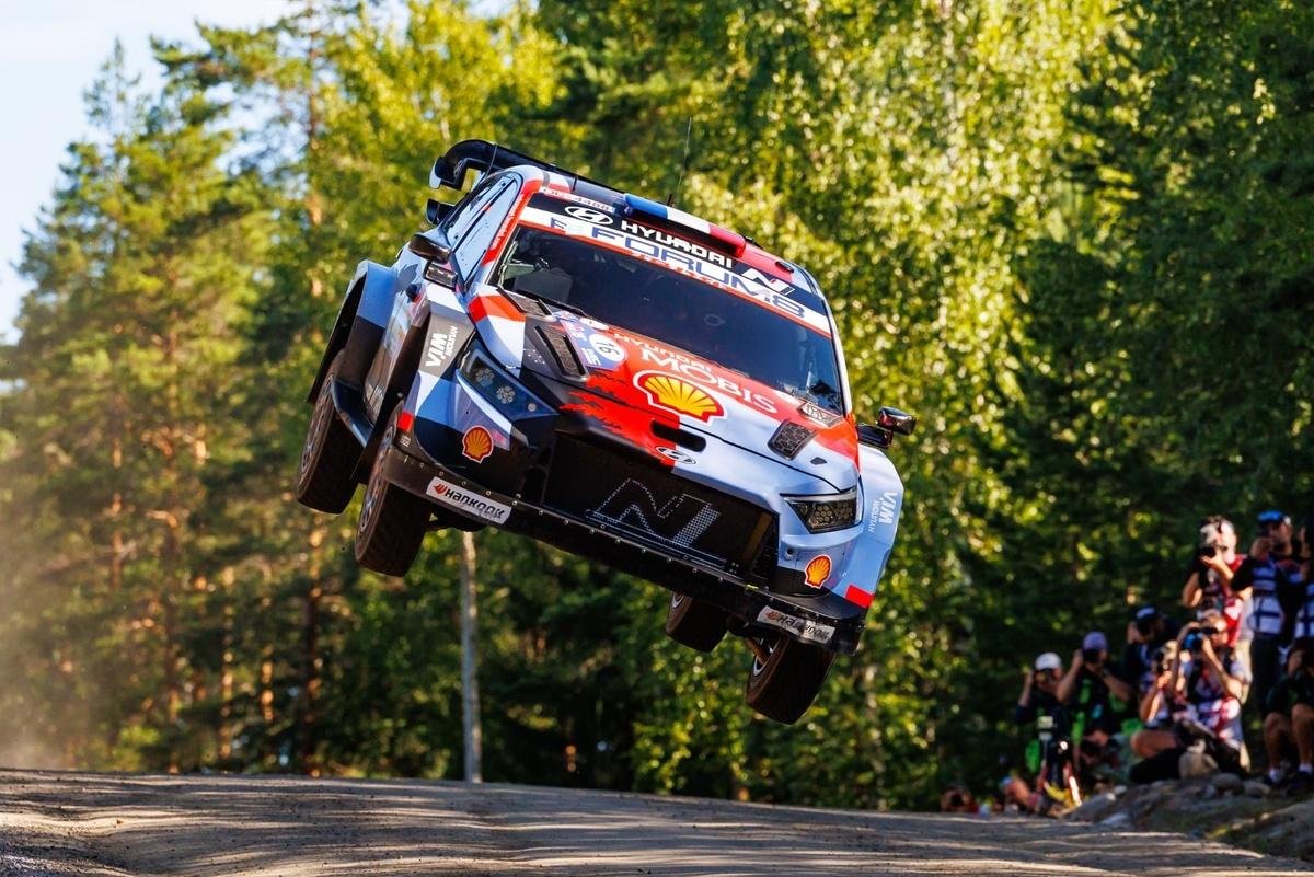 WRC Finland: Adrien Fourmaux heads early Hyundai 1-2