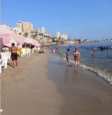 مع اعتدال الطقس.. شواطئ الإسكندرية تواصل استقبال آلاف الزائرين