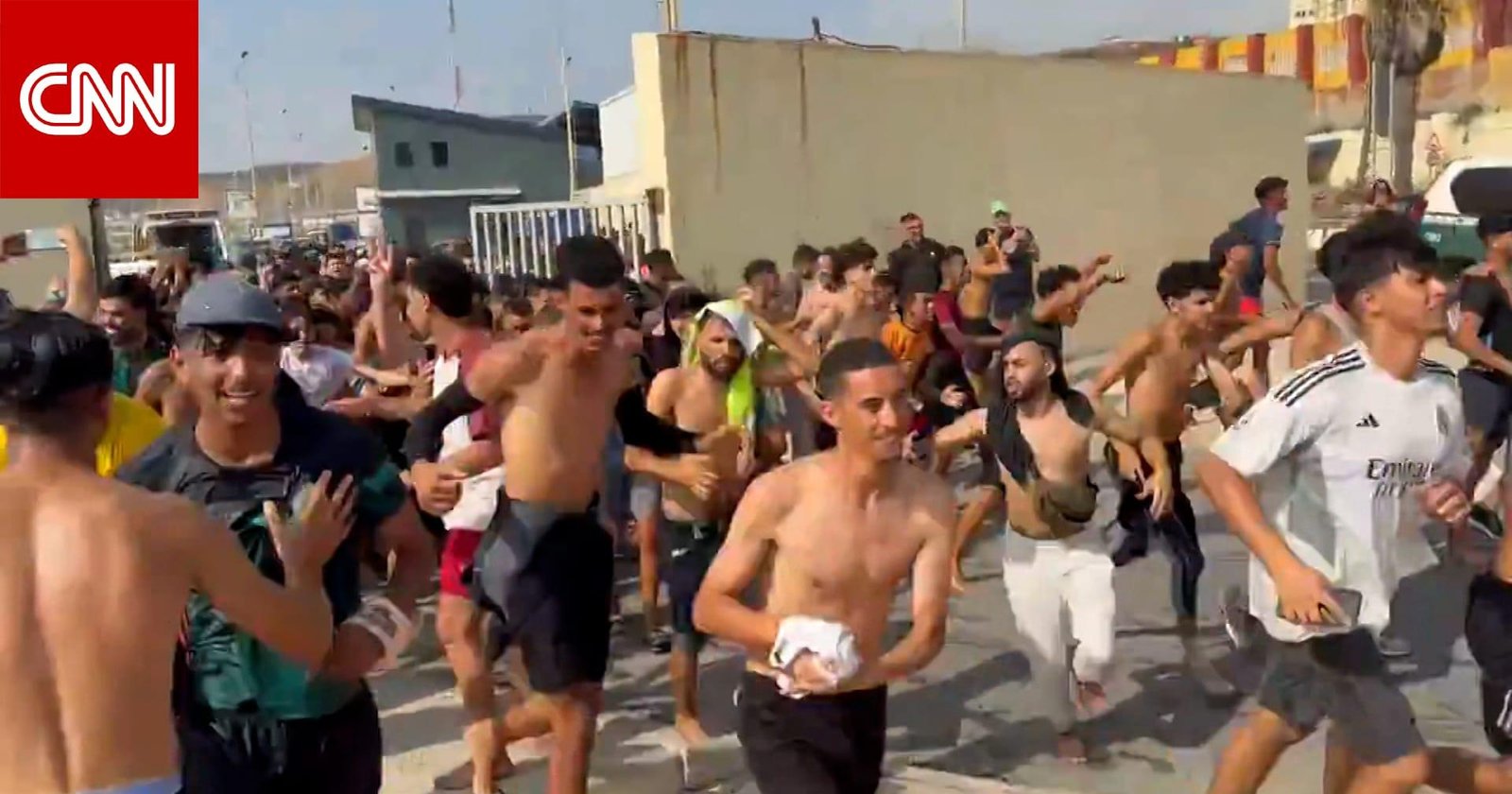 شاهد.. آلاف الأشخاص يعبرون الحدود المغربية إلى إسبانيا