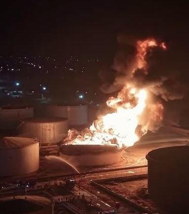 مؤسسة النفط في ليبيا: إعلان حالة الطوارئ القصوى إثر انهيار خزان وقود بعد تعرضه لاستهداف في الزاوية