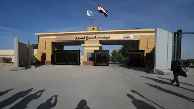 معبر رفح يستقبل دفعة جديدة من الجرحى الفلسطينيين للعلاج بمصر
