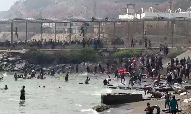 ارتفاع قتلى مهاجري سبتة إلى 61 وإعادة 48 ألفا للمغرب