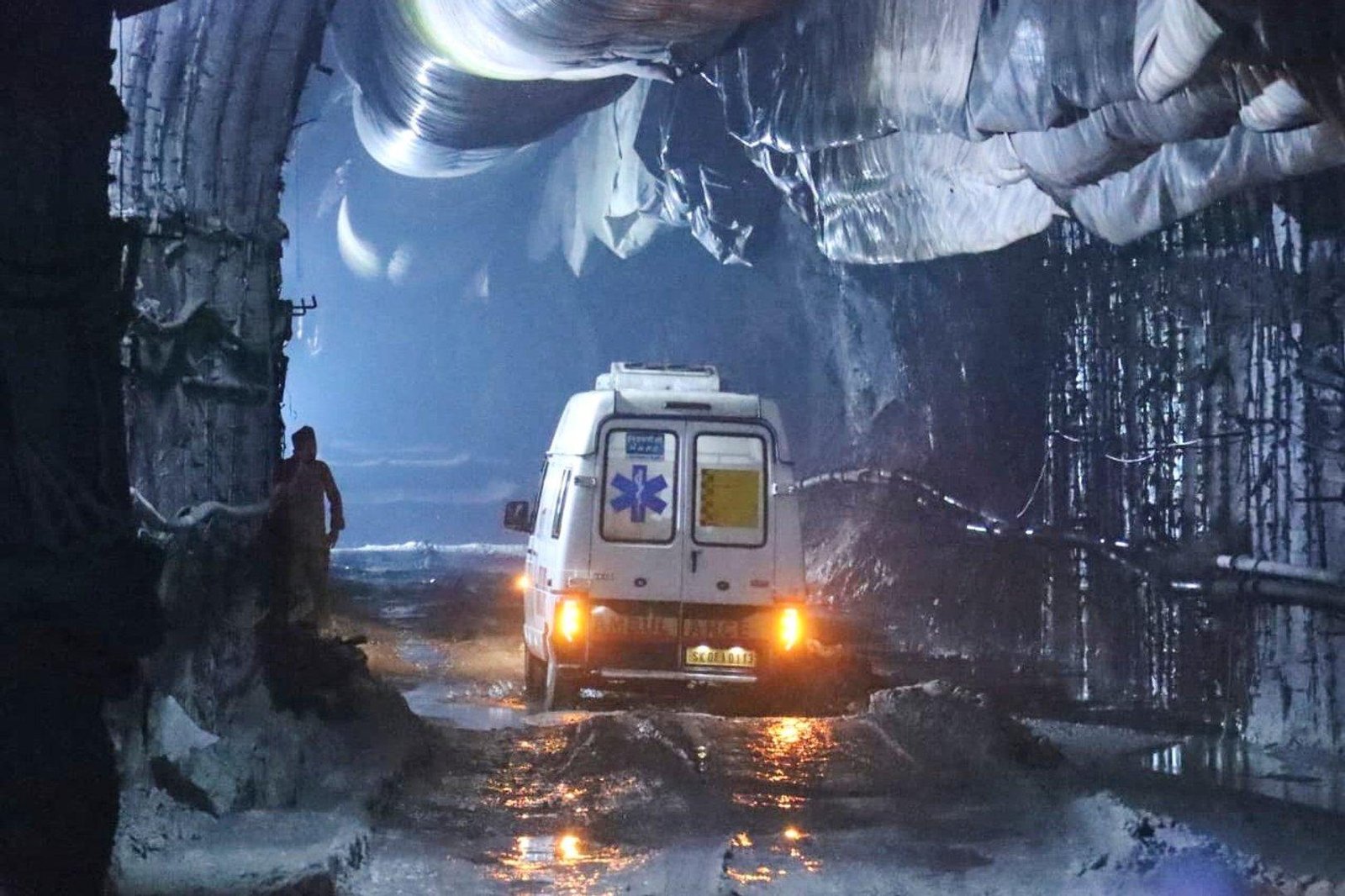 India tunnel collapse kills 10 as toxic gases hamper rescue