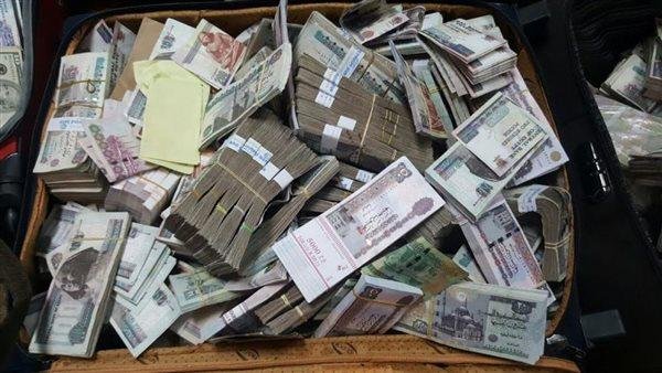 التحقيق مع 3 متهمين بتهمة غسل 130 مليون جنيه من تجارة السلاح