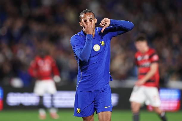 تشيلسي يغلق الباب أمام برشلونة ويحصّن جواو بيدرو بعقد جديد