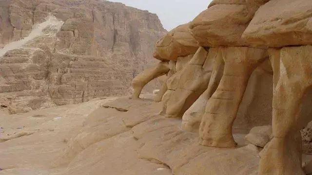 جبال بيضاء وكهوف غامضة.. أسرار "الكانون الأبيض" التي تجذب السائحين إلى طابا ـ صور