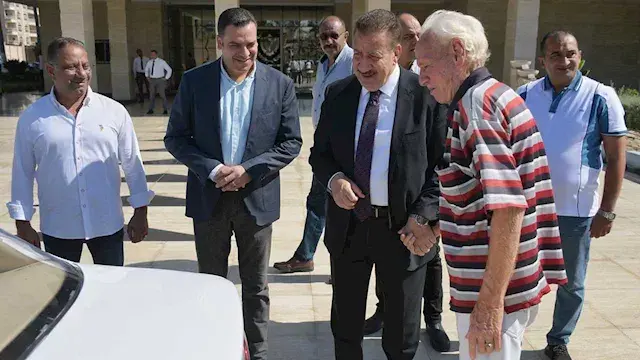 "وعد فأوفى".. محافظ بورسعيد يُسلم "عم محمد"  تاكسي الرزق بعد إصلاحه