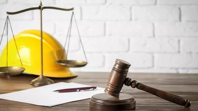قانون العمل الجديد يحدد حالات إنهاء خدمة العامل خلال المرض
