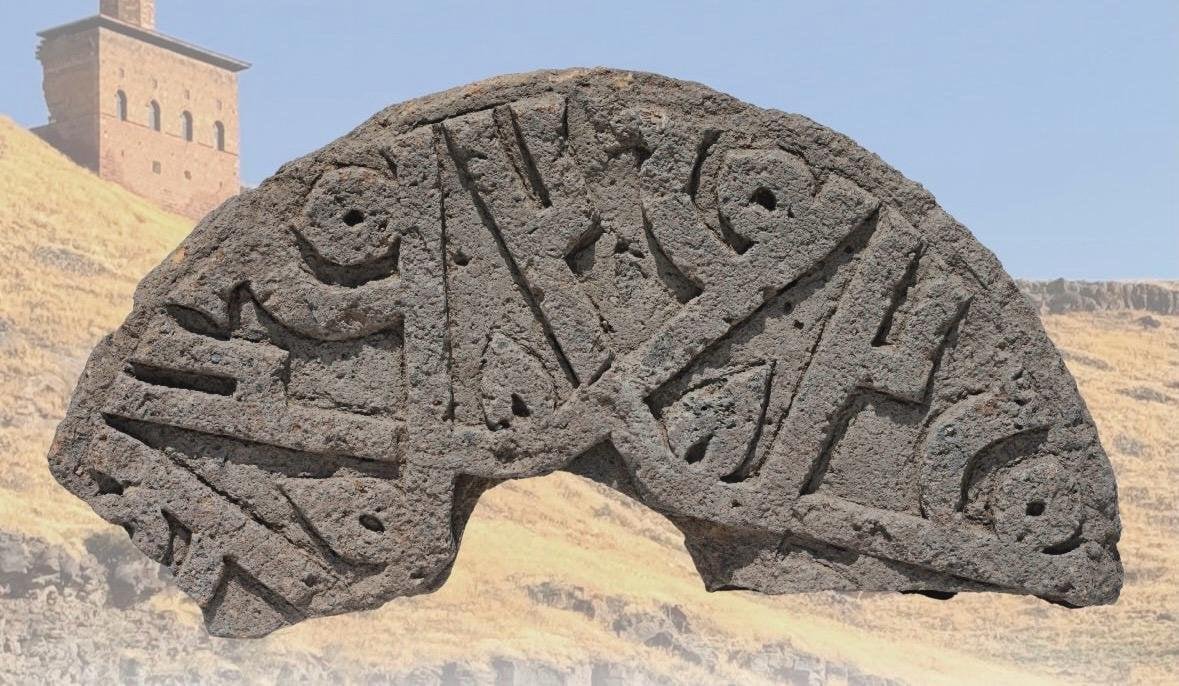 اكتشاف حجر مزخرف يحمل اسم النبي محمد 6 مرات في مقبرة سلجوقية بمدينة آني التركية