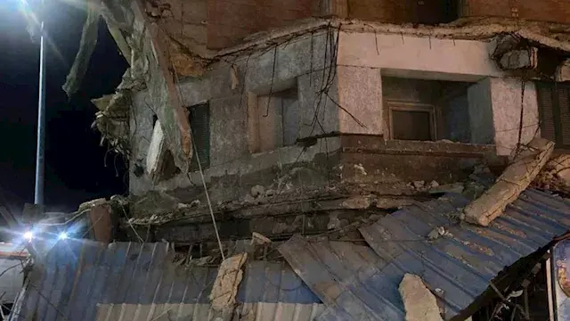 قبل لحظات من الكارثة.. تفاصيل نجاة أسرة من انهيار جزئي لعقار بالإسكندرية