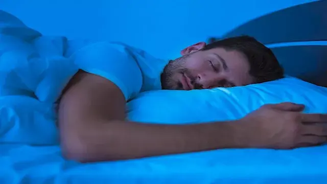 قبل النوم.. أطعمة ومشروبات شائعة قد تسبب الأرق