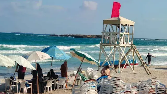 بعد ارتفاع الأمواج.. منع نزول البحر بشواطئ العجمي وغرب الإسكندرية (صور)