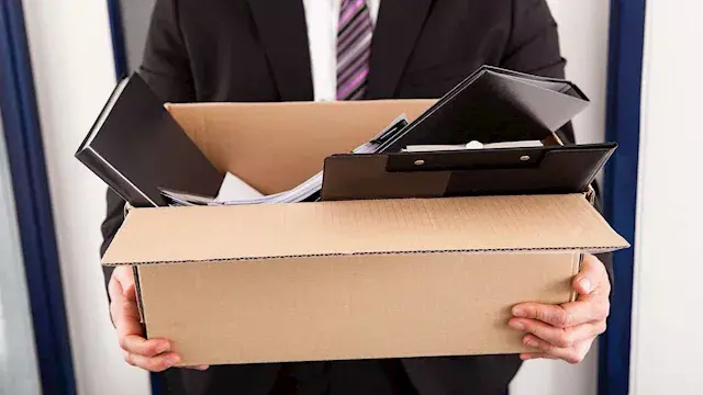 أثناء إجازته.. موظف يكتشف فصله من العمل برسالة صادمة
