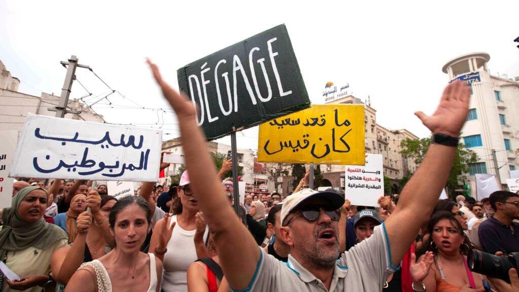 تونس: احتجاجات ضد السلطة وتردي ظروف المعيشة بالتزامن مع موجة حر وانقطاع المياه والكهرباء