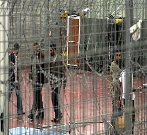 هيئة الأسرى الفلسطينية تدعو الصليب الأحمر لإدانة تجديد إسرائيل منع الزيارات