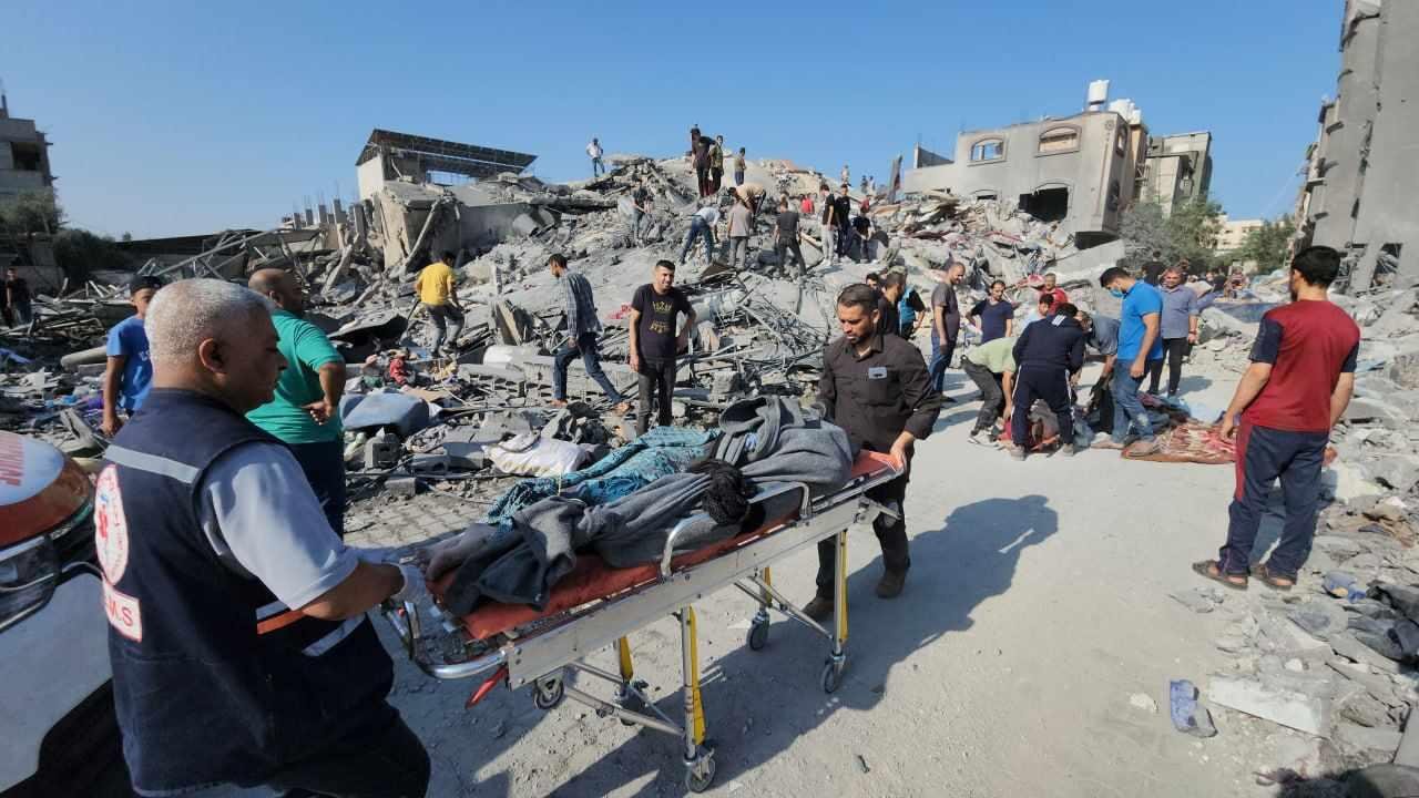 مصابون في غارة إسرائيلية قرب مستشفى اليمن السعيد بمخيم جباليا شمال غزة