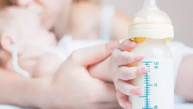 الحكومة تحسم الجدل بشأن صرف ألبان الأطفال المدعمة