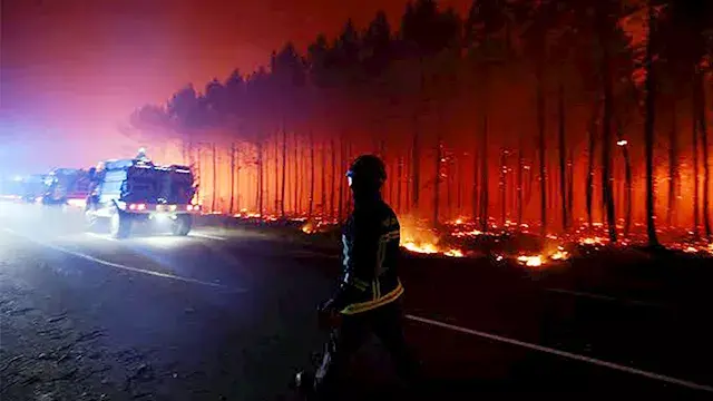 بعد تفاقم الأزمة.. عشرات الآلاف يغادرون جنوب غرب فرنسا هربًا من الحرائق