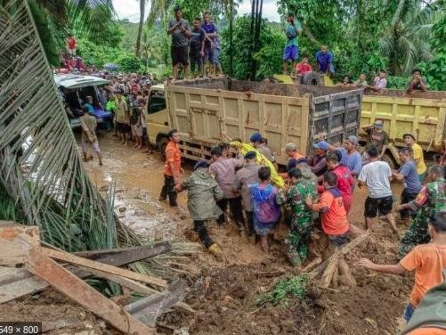 مسؤولون: مقتل 30 شخصا في انهيار أرضي بمكب نفايات في عاصمة غينيا