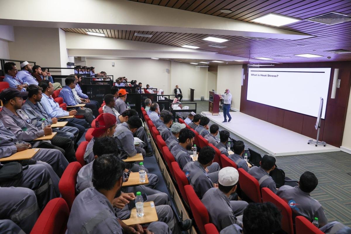كهرماء تنفذ برنامجًا توعويًا للوقاية من الإجهاد الحراري بمشاركة 650 موظفاً