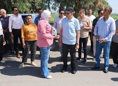 محافظ المنيا يتابع أعمال رصف طريق دلجا بمركز ديرمواس ضمن الخطة الاستثمارية