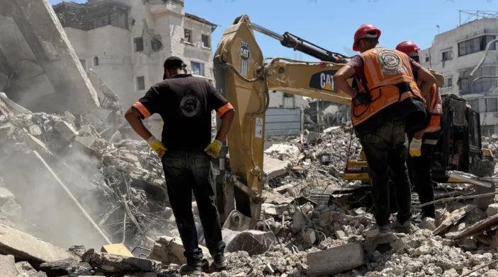 غزة.. انتشال رفات 19 فلسطينيا من تحت أنقاض بناية مدمرة