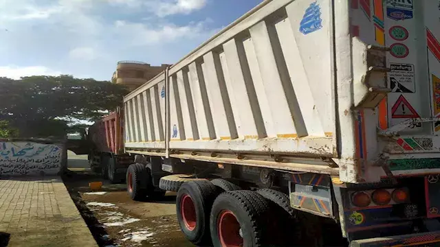 بالصور- تحرير محضر لسائق غسل سيارته على الأسفلت بالمنوفية