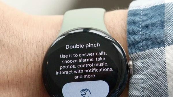 جوجل تتيح تخصيص إيماءة القرص المزدوج في ساعة Pixel Watch 5 لإيقاف المنبه