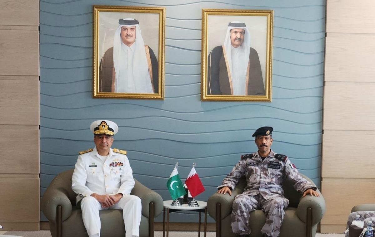 نائب قائد القوات البحرية الأميرية القطرية يلتقي مدير عام الاستخبارات البحرية الباكستانية