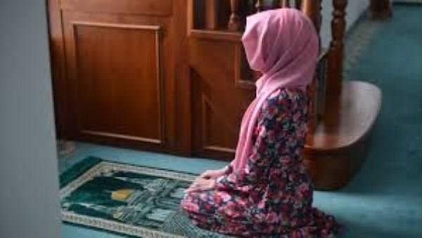 هل يجوز صلاة المرأة بالبنطلون؟.. الإفتاء توضح الحكم وشروط الزي الشرعي