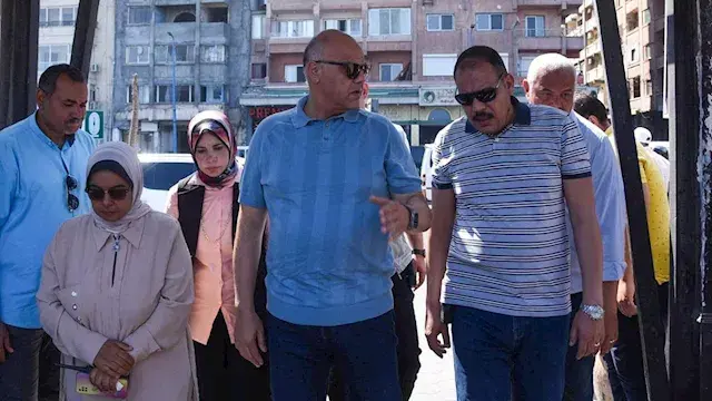 تحجب رؤية البحر.. محافظ الإسكندرية يزيل كافتيريا بطريق الكورنيش- صور