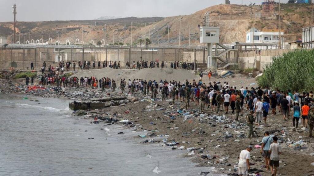 المغرب يصد محاولات عبور إلى سبتة ويعتقل عشرات المهاجرين غير النظاميين