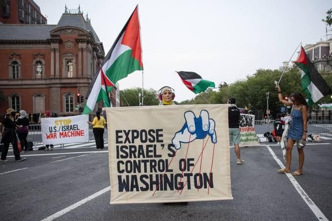 بالأعلام الفلسطينية.. متظاهرون يحتجون أمام البيت الأبيض رفضا لزيارة نتنياهو