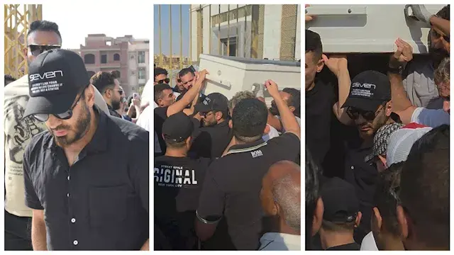بالصور- تامر حسني يحمل نعش والده في جنازته