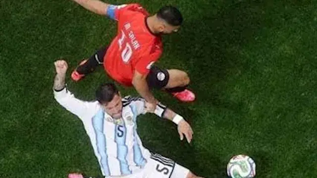 تدخلة على مرموش.. لقطة ملفتة في استقبال لاعب الأرجنتين بعد المونديال