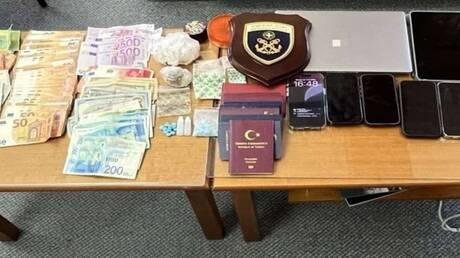 السلطات اليونانية تعتقل أربعة إسرائيليين وأربعة أجانب بحوزتهم مخدرات على متن قارب